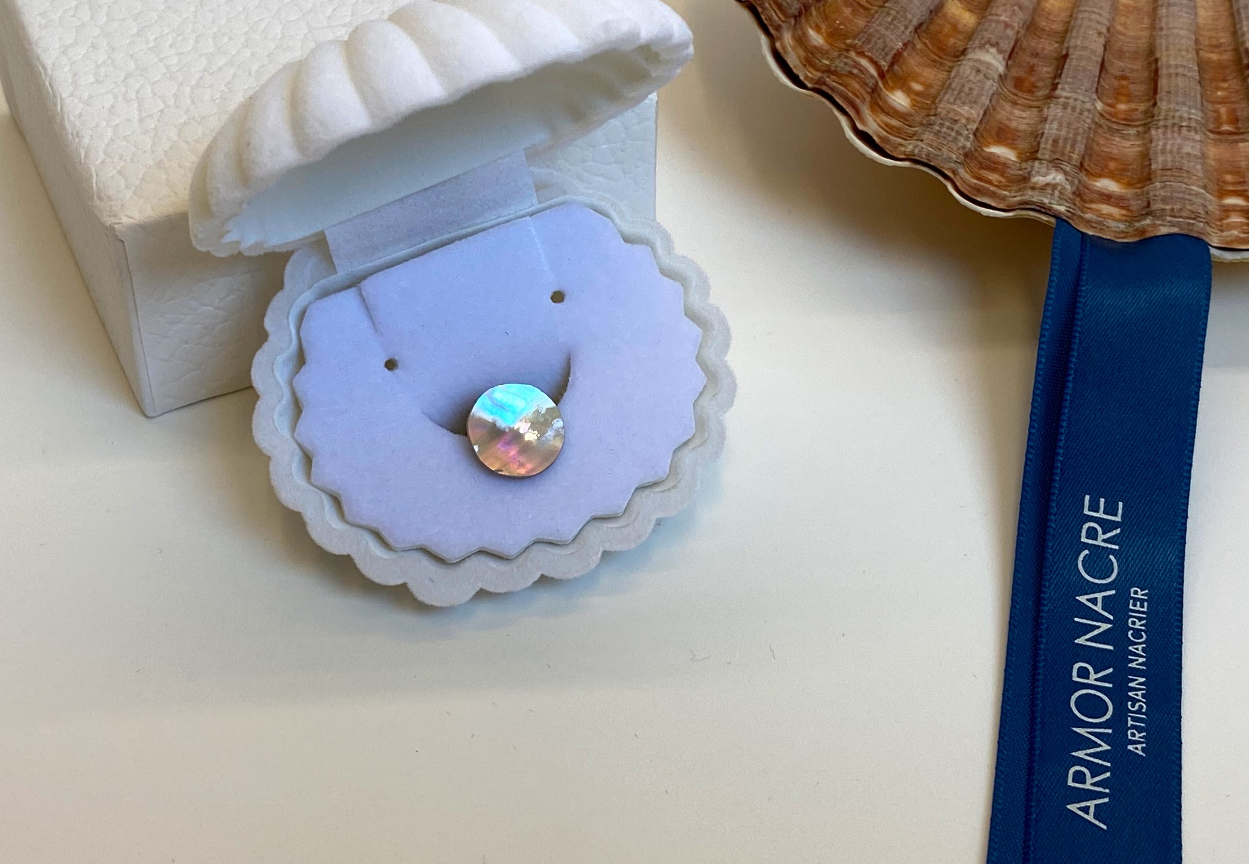 Mini broche, broche foulard en nacre d'ormeaux bretons